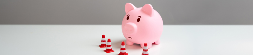 Capital restrictions. Sanctions and savings freezes. Prevent capital outflow. Lack of funds. Confiscation. Policy of not holding savings in cash. Bankruptcy and deposit risk. Impede movement of money.